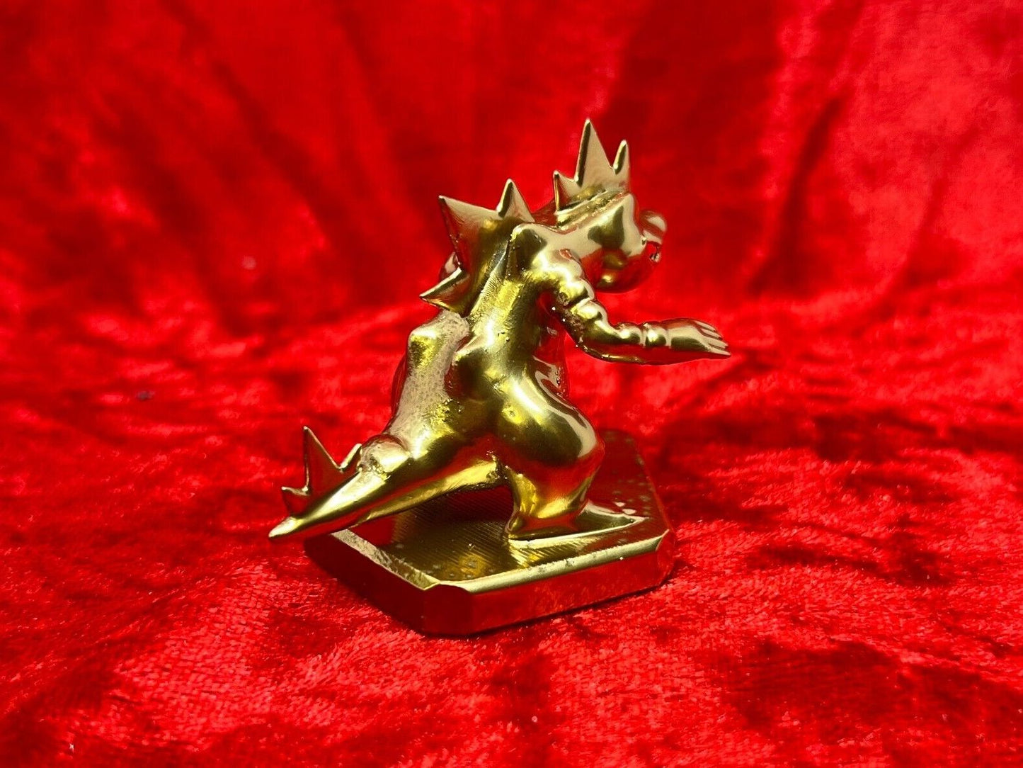 Pokemon #160 Feraligatr figure Gold TCG Statue