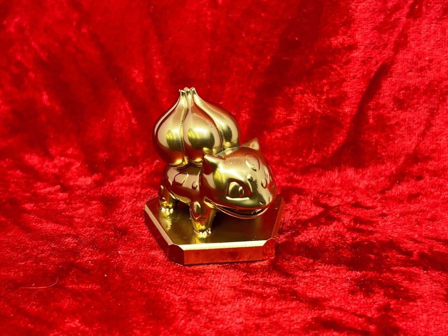 Pokemon #001 Bulbasaur figure Gold TCG Statue