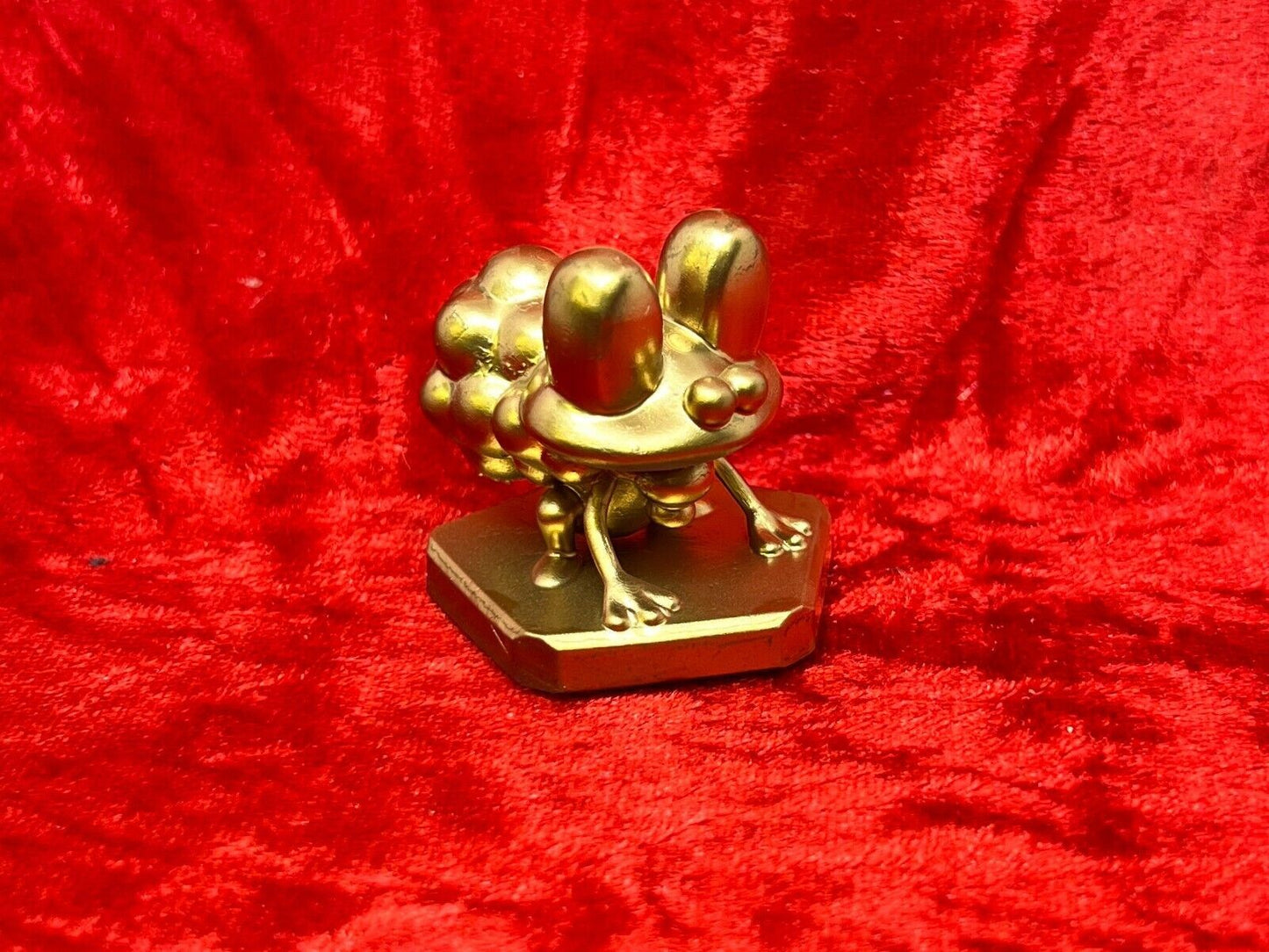 Pokemon #656 Froakie figure Gold TCG Statue