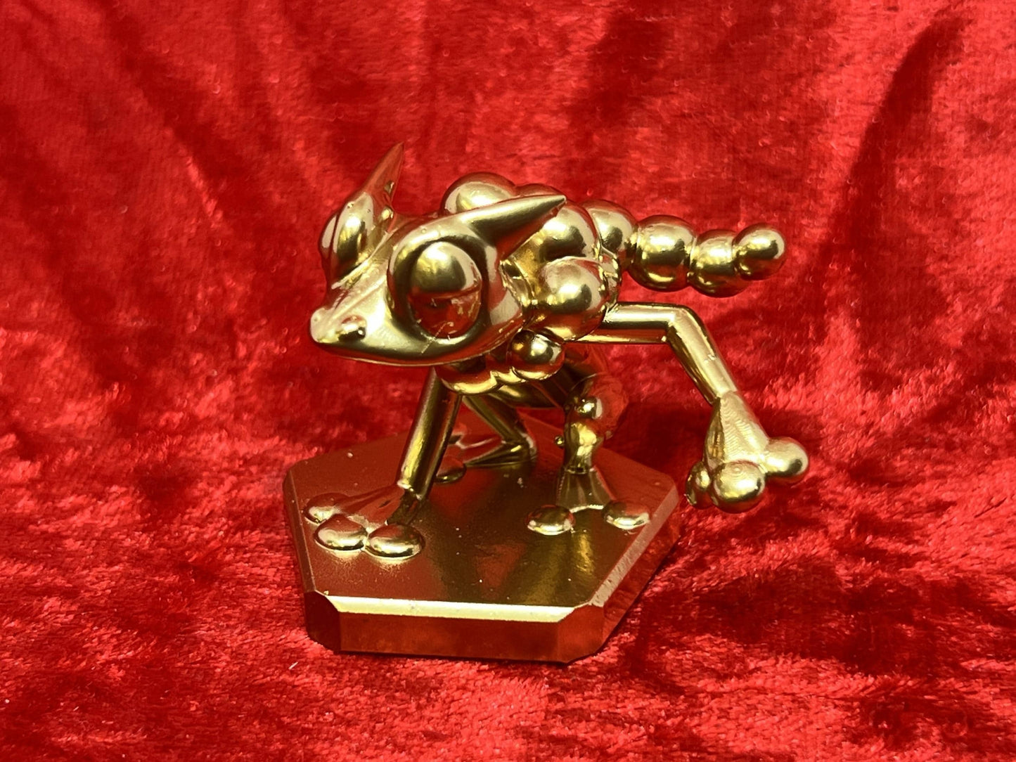 Pokemon #657 Frogadier figure Gold TCG Statue