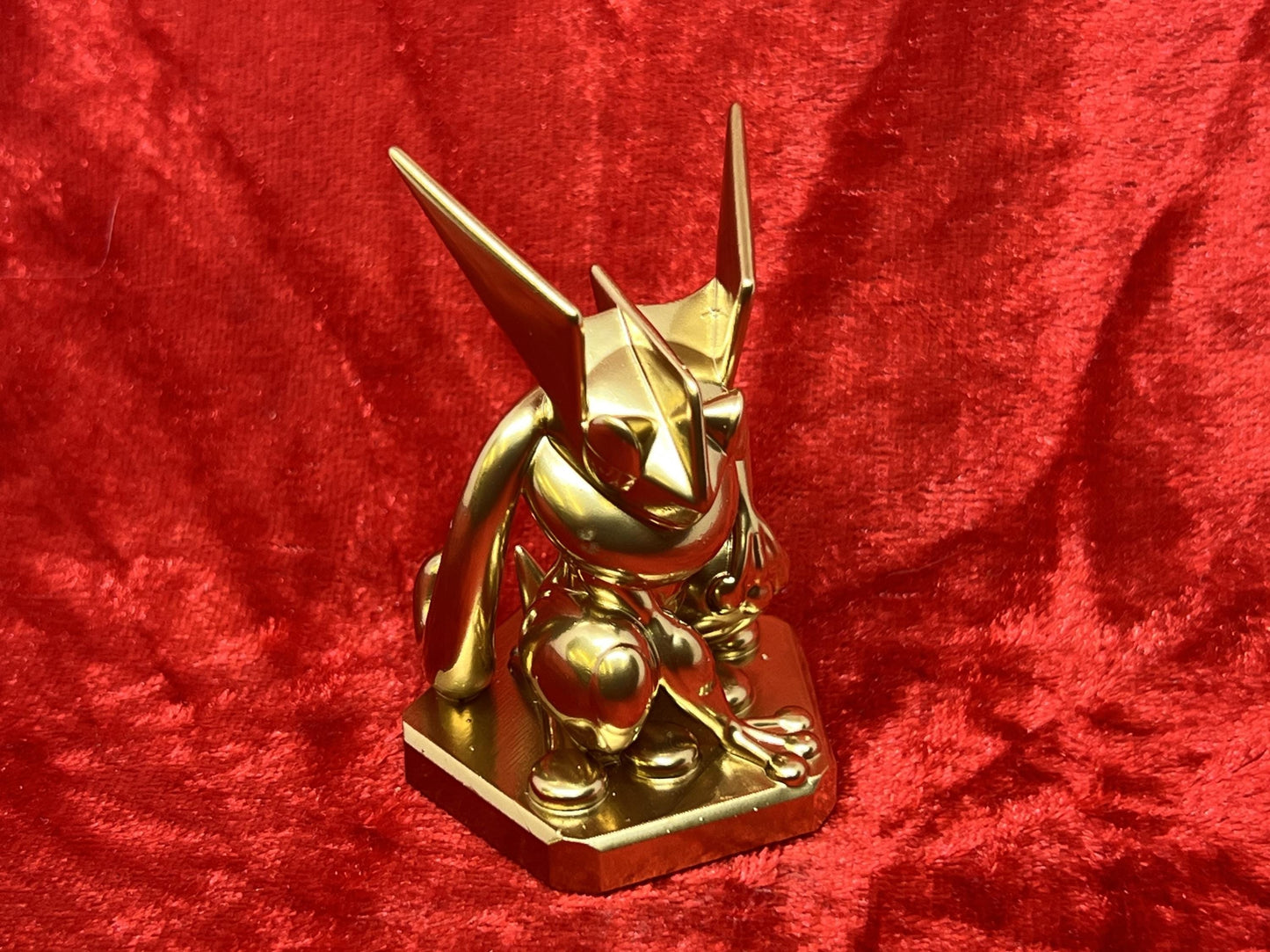 Pokemon #658 Greninja figure Gold TCG Statue
